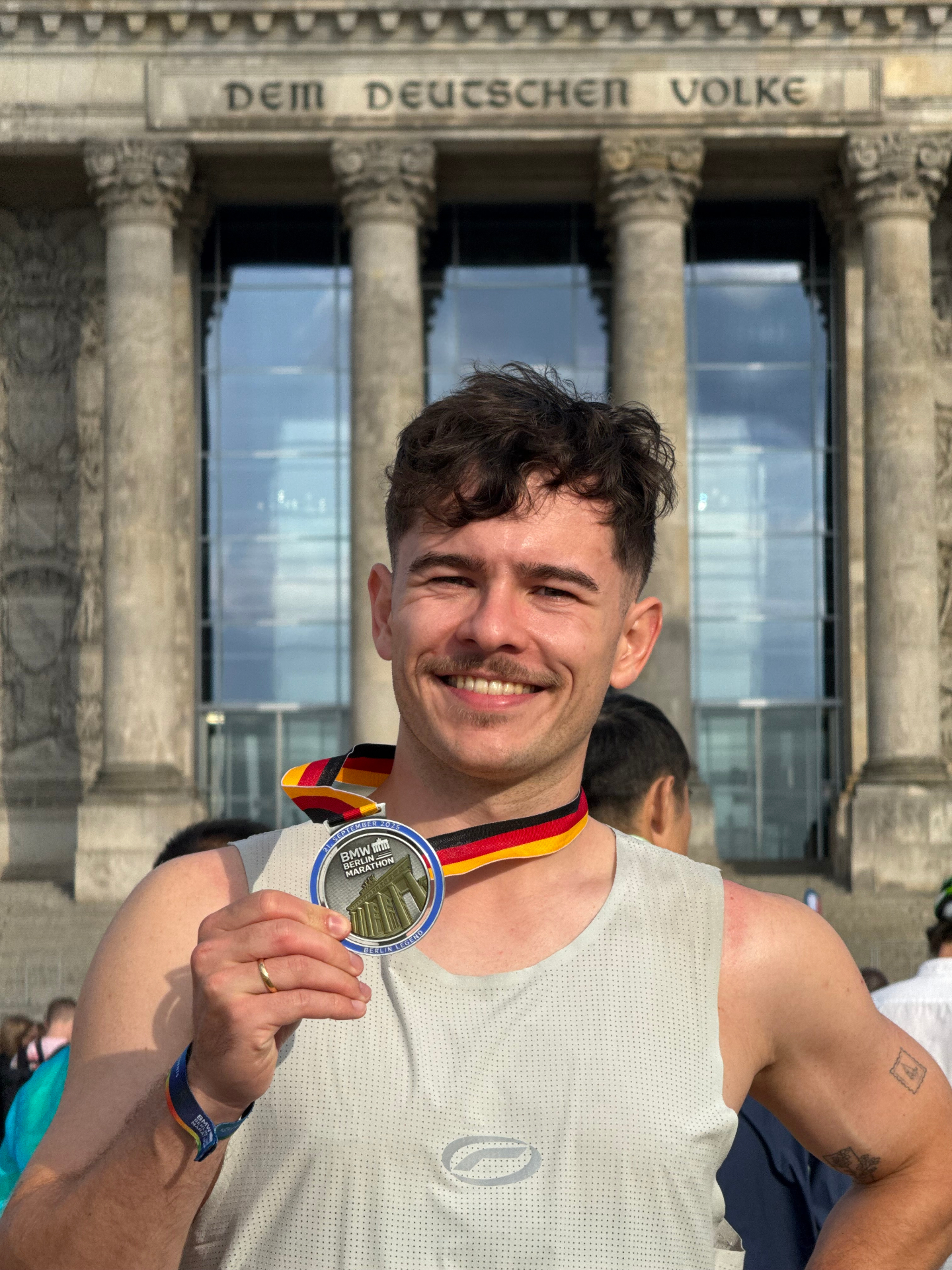 Lucas mit Medaille beim Berlin Marathon 2025